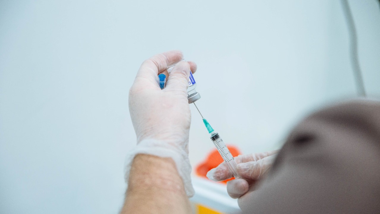 Read more about the article Министерство здравоохранения Амурской области напоминает, что прививочные кабинеты продолжают работу во всех взрослых поликлиниках